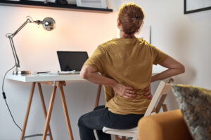 動いている時は大丈夫でも立っていると痛くなる腰痛の理由を心斎橋の整骨院が解説